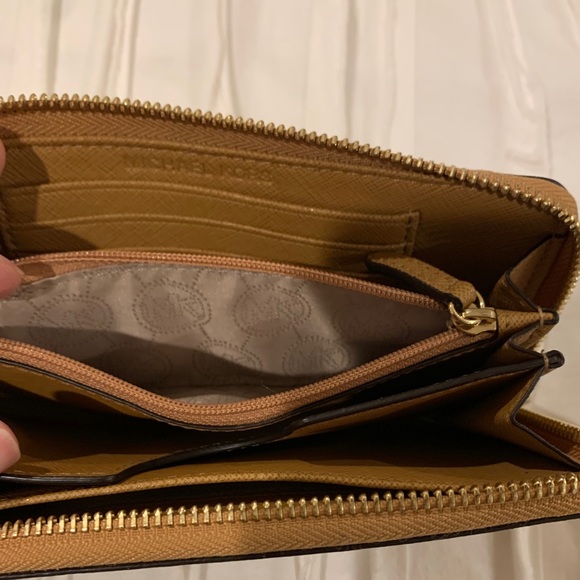 Michael Kors wristlet wallet in camel color - Picture 3 of 4